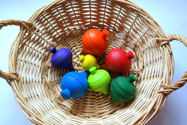 Piões Coloridos de Madeira * Colored Wood Spinning Top Game