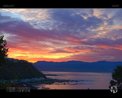 sunrise morning dawn clouds sky sun light water coast coastal tomraven aravenimage q22017 fujifilm xt10