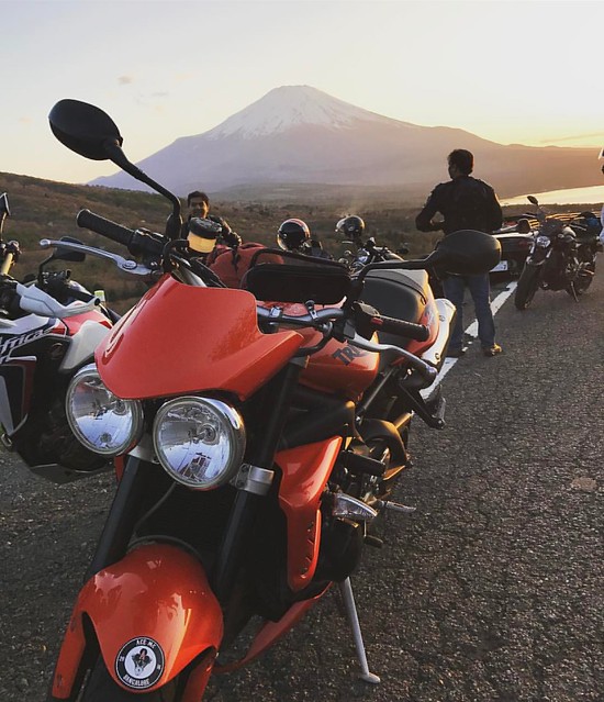 Finally a beautiful day came to end, today bumblebee rode with other lovely riders, got breathtaking images of Mount Fuji at Lake Yamanako, #traveldiaries #japantraveldiaries #bumblebeebike #triumphjapan #acemc #acemcriderinjapan #mountfuji #mountfujijapa