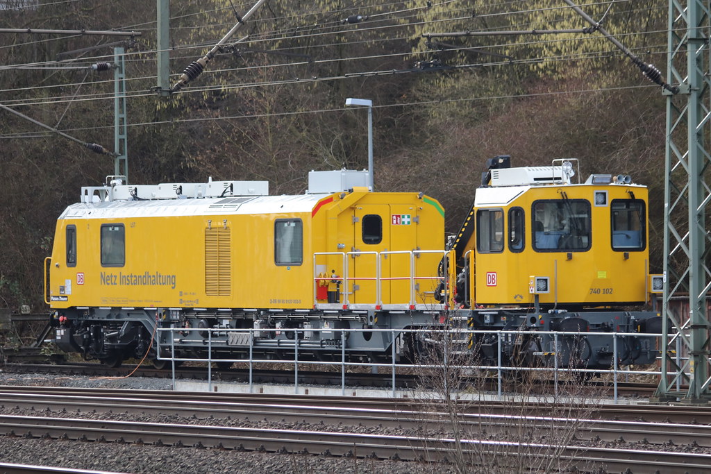 DB Netz Instandhaltung: Instandhaltungsfahrzeug  Leit- und Sicherungstechnik (LST) 740 102 in Kassel-Wilhelmshöhe
