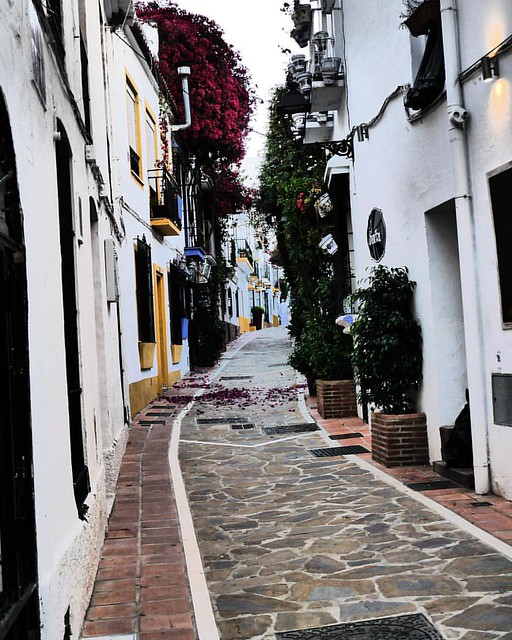 Streets of Old Town Marbella #oldtowns #architecturalphotography #architecture #urbanwalls #oldtowns #marbellalife #marbella #marbs #marbellaoldtown #marbellaturismo #spain @spain @marbellaturismo #streetphotography