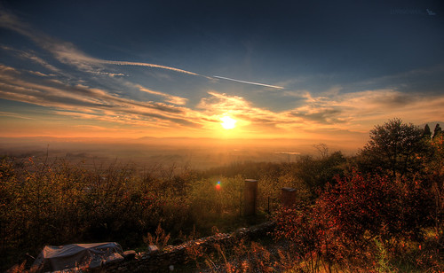 Tramonto dal Castello di Masino by Andrea - Lupinoweb, Oggi pomeriggio, toccata e fuga per godermi un bel tramonto.
HDR da 3 scatti.sunset sun alberi tram