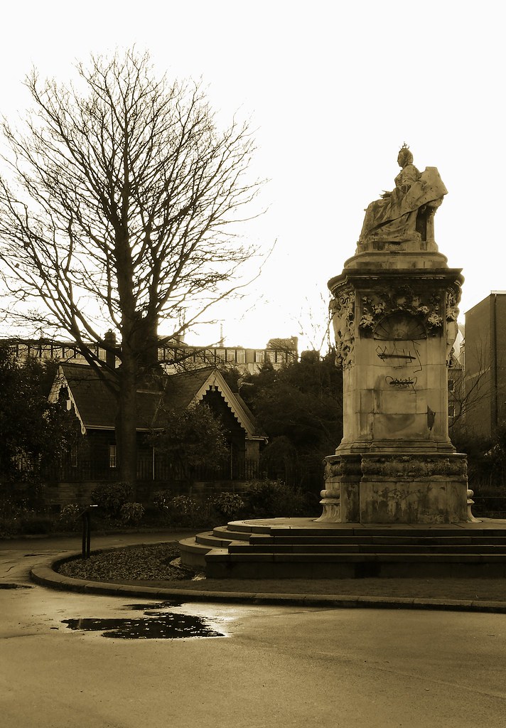 Woodhouse Moor Queen Victoria statue at the top of Woodhou… Flickr