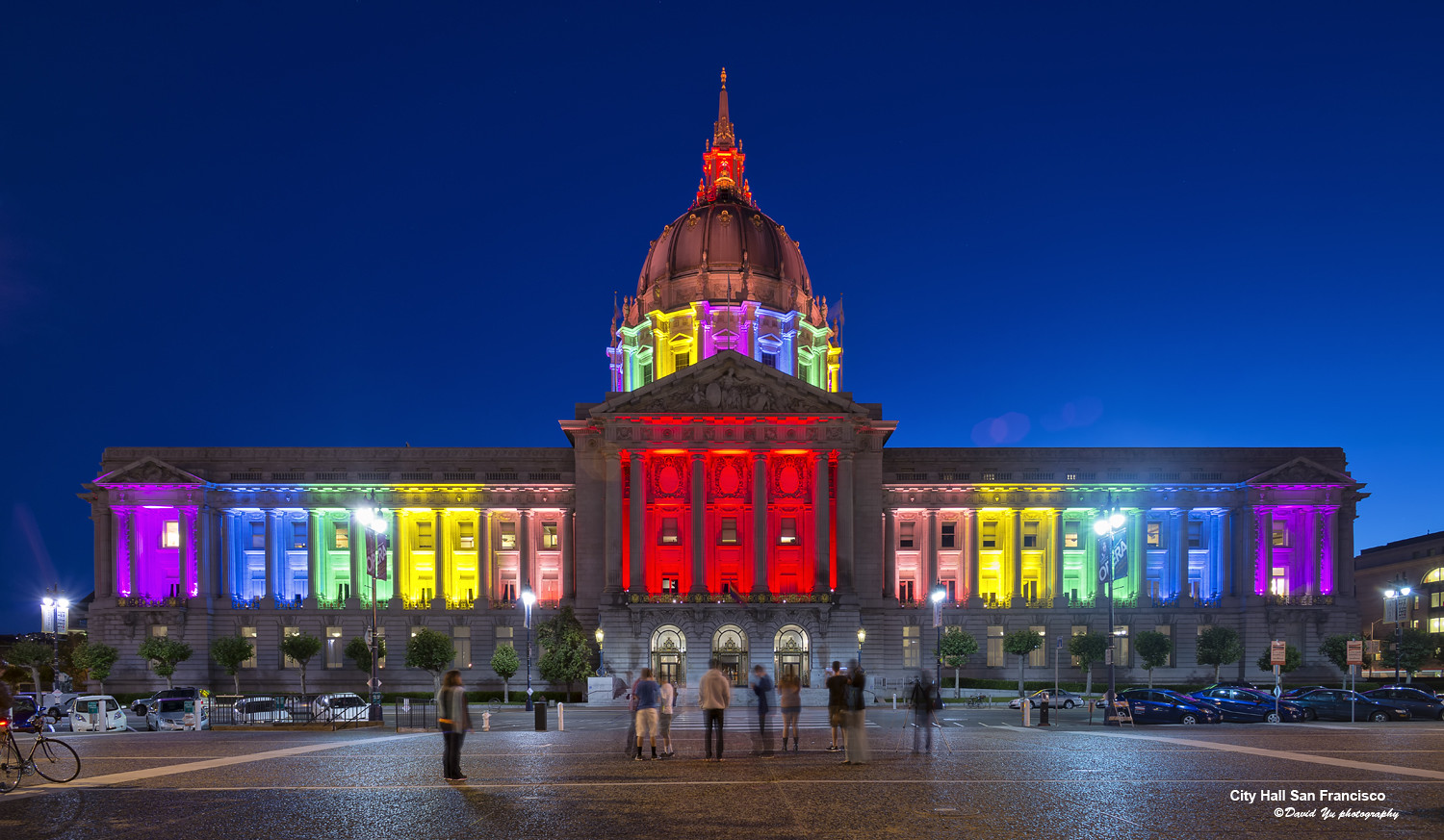 Las luces del arco iris iluminan el ayuntamiento de San Francisco en honor al fallo a favor del matrimonio igualitario.