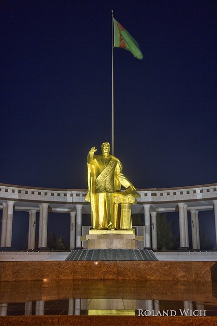 Ashgabat - Statue of Saparmyrat Nyýazow / Türkmenbaşy