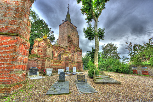 Kerkruine en begraafplaats Ammerzoden HDR