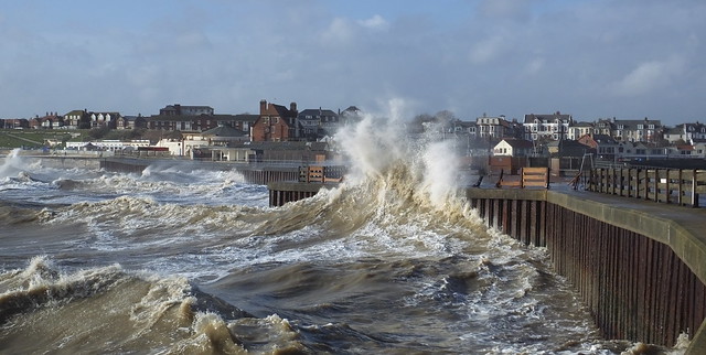 Waves hitting Gorleston pier