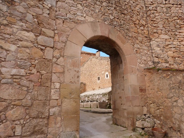 Puerta medieval en la muralla de Palazuelos, uno de los pueblos más bonitos que ver en Guadalajara