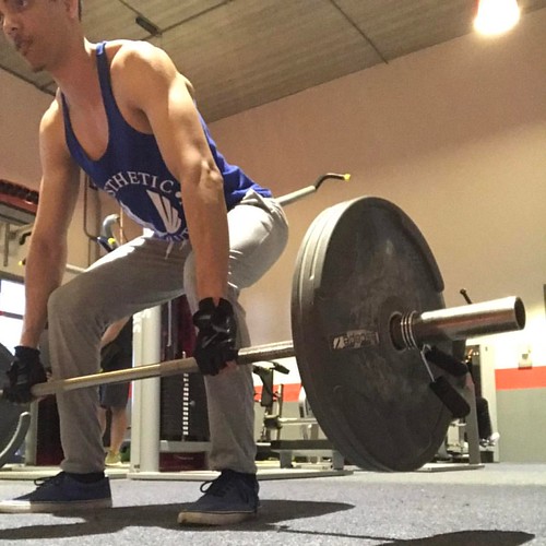 Building that back by deadlifting #warmupset #fitnessmotivation #fitnessjourney #fitnessinspiration #gymlife #functionalfitness #legionofboom #neversettle #strengthtraining #beastmode #traininsane #strengthandconditioning #trainharderthanme #bodybuilding | by rachidwinklaar