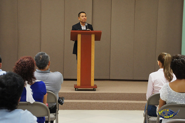 Pastor Josué Ramírez durante el mensaje.