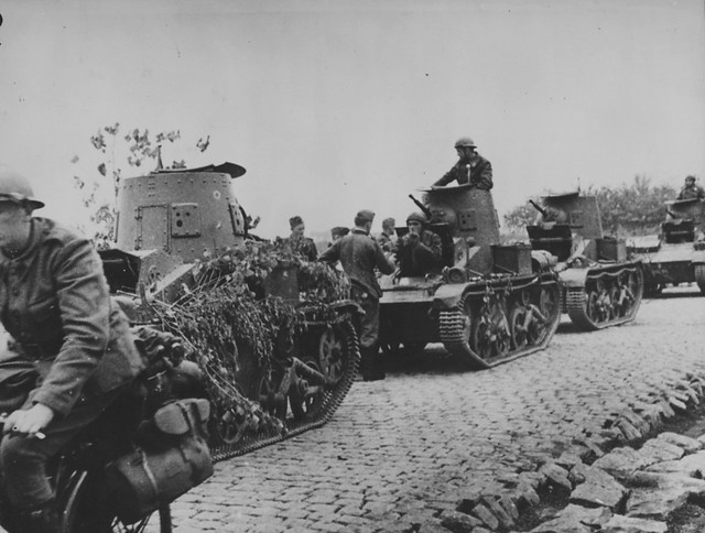 1940, Belgique, Une colonne de chars T15 belges (T15/Vickers-Carden-Loyd T.15) lors d'un arrêt sur ​​la route