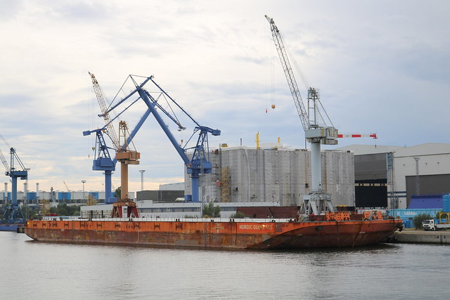 Warnemünde: Barge NORDIC GIANT 101 an der Pier der Nordic Yards Werft