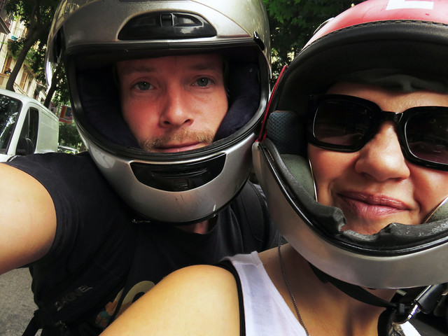 Stephen and Maite en moto; Barcelona, España (2015)