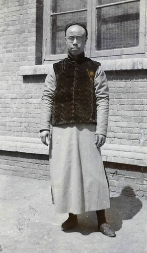 天津紫竹林海关楼外－中国职员罗智明 1900s Tianjin Custom House