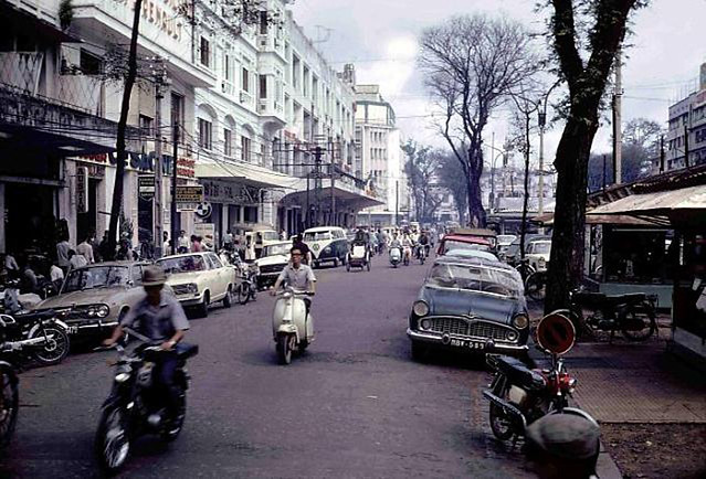 Saigon_Street_Near_USO 1970 - Đường Nguyễn Huệ