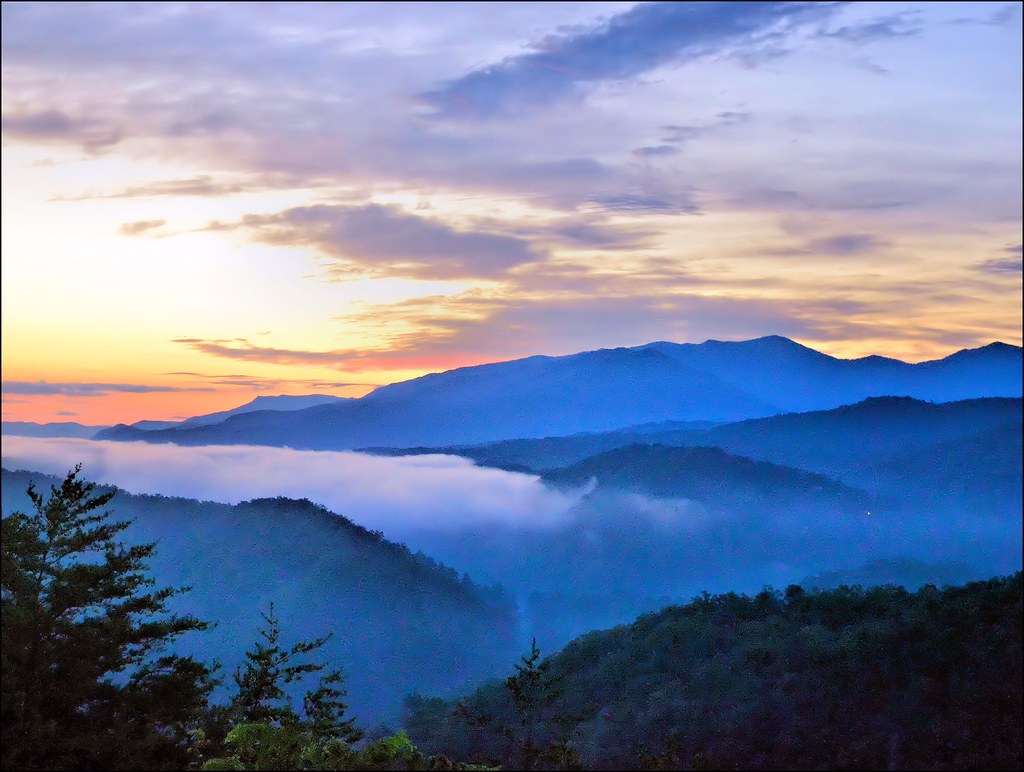 SUNRISE IN THE SMOKY MOUNTAINS