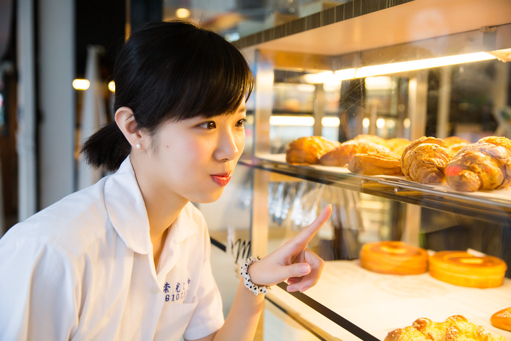 李昱在麵包店前的制服人像