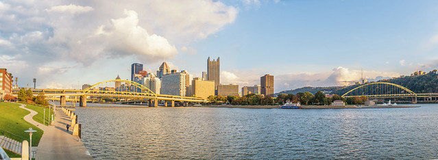 Panoramic view of the city of Pittsburgh from the North Shore HDR