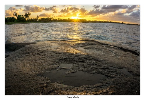 pimpoum plage côte rivage roches rochers paysage mer eau océan coucherdesoleil crépuscule sunset ciel soleil nuages couleurs rayons guyane kourou