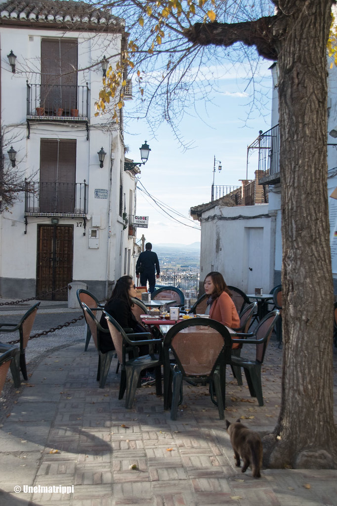 Turisteja kahvilassa San Nicolásin näköalapaikan tuntumassa