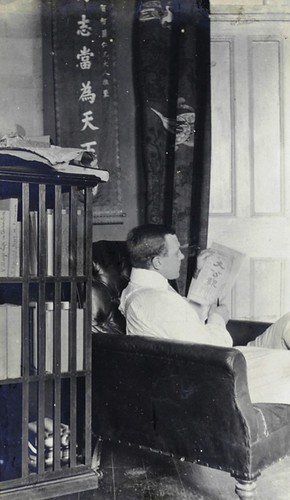天津紫竹林海关楼内－英国职员看大公报 1900s Tianjin Custom House