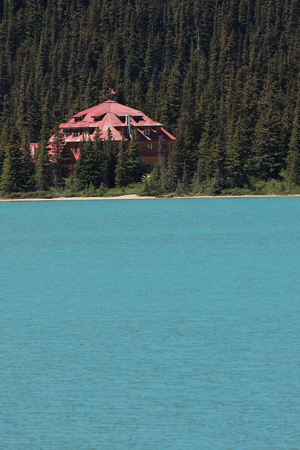 EOS04473 Bow Lake in Banff National Park, Alberta. Natural colors.