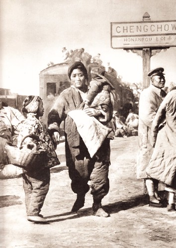 逃难人群在河南郑州火车站 1910s Cheng Chow Railway Station, War Refugees