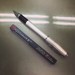 壊れたペン先の芯が届きました！愛用しているのはPARKERの5thシリーズ。芯はバーガンディ（赤紫）の細字です。以前に楽天のポイントが溜まったのでポイント購入した品。まともには買えません…  この5thシリーズは万年筆、ペンシル、ボールペン、ローラーボールに続く第5のペン先という代物です。書き味は独特で、ボールペンとサインペンの中間みたいな使用感で、鉛筆のようにペン先が削れ、自分の角度と太さが出てくるというものです。慣れると書き味が癖になります！  万年筆派からは鼻で笑われるペン先みたいですが…お薦めです