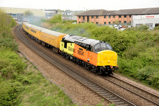 37254 Ex works in COLAS RAILFREIGHT Passes the R.T.C @ Derby powering the 3Z03 10:14 DERBY R.T.C - TONBRIDGE WEST YARD test train with 37025 on the rear , Friday 21st April 2017
