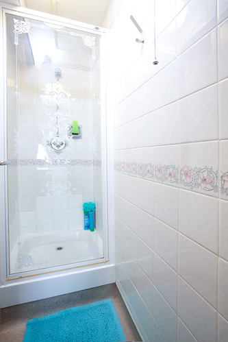 Lafrowda standard shared shower room