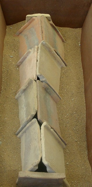 Sepultura amb teules (tegulae), necròpolis paleocristiana de Tarragona