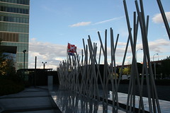 Banderas al pie de la torre Espacio (Cuatro Torres Bussines Area)