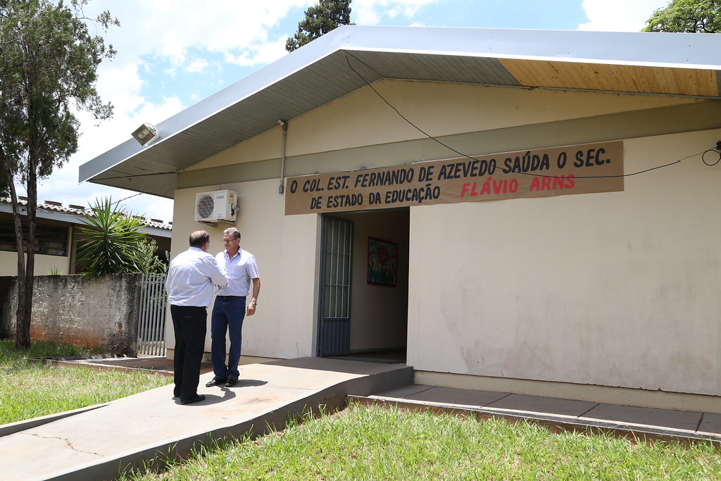 Em visita ao Col. Estadual Fernando de Azevedo, em Santa Isabel do Ivaí