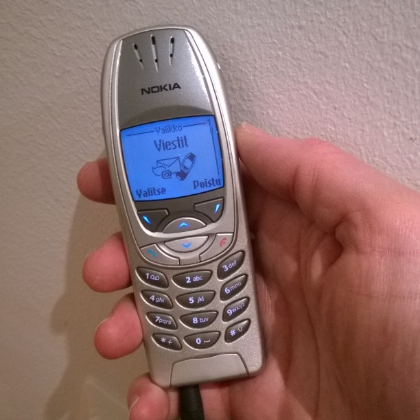 Ooh, oletko nähnyt näin kaunista puhelinta aikoihin? Esikoisen puhelin meni huoltoon ja vanha kunnon 6310i (matopelit ja kaikki!) astuu taas palvelukseen. Ai että on upea kapula ajalta, jolloin keskiluokka ei vielä köyhtynyt. #Nokia #6310 #nostalgia #oldt