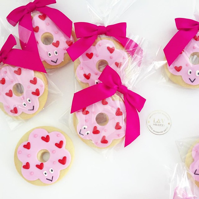 Valentine doughnut cookies! Now that's sweet!! 🍪💕🍩 #lvsweets #doughnutlovers #doughnuts #pretty #valentinecookies / available at @deliceslafrenaie