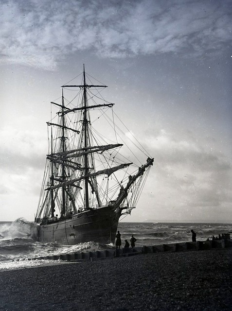 H00450 Coming ashore c.1890