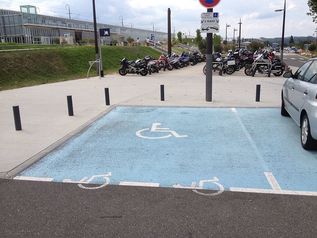 stationnement handicapé, gare TGV (AVIGNON,FR84)