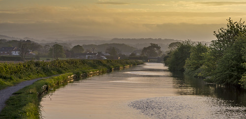 barge bilsborrow canal early lancaster morning wyredistrict england unitedkingdom gb