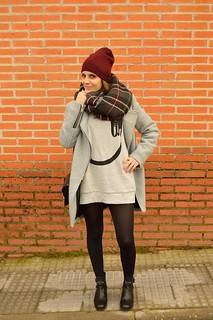 lara-vazquez-madlula-blog-fashion-grey-headphones-sweater-… | Flickr