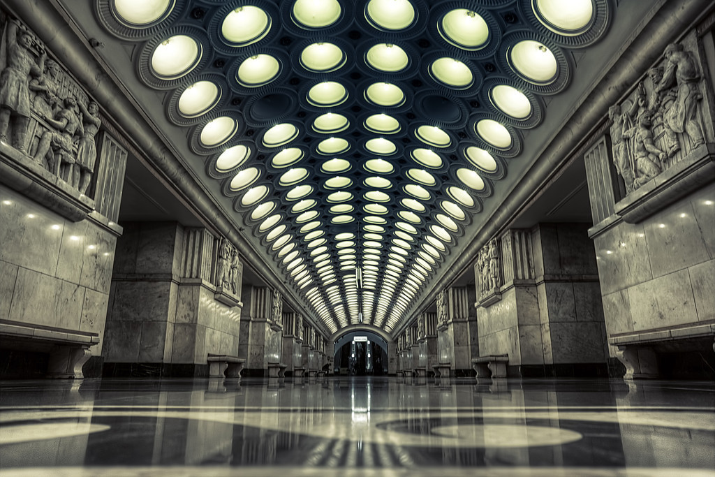 Метро фабричная. Архитектура метро. Архитектура метро Москвы. Станция метро с фонарями. Метро Восточной Европы.