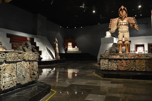 Vista del Museo del Templo Mayor, con la escultura del Guerrero Aguila
