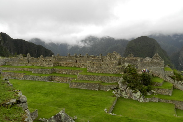 vista edificios Grupo de las Tres Portadas Plaza Principal Barrio Industrial Sector Hurin o bajo Machu Picchu Perú 08