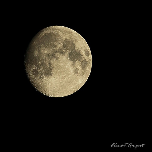 La Lune...20 juillet 2013 à à 23h13 (CEST) depuis 46,36' 22'' latitude N - 7,04' 17'' longitude W .... >>> vers le Sud