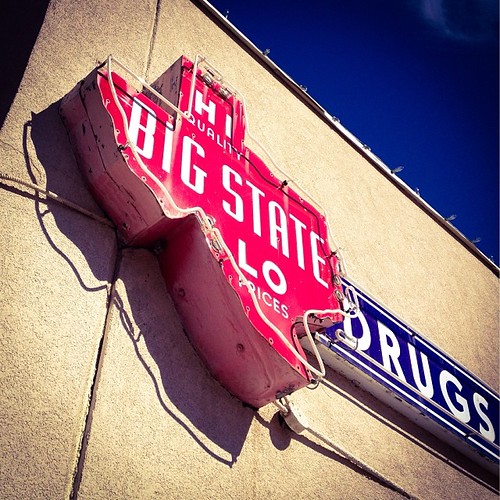 Hi Quality Lo Prices - one more from Big State Drugs. #drugs #drug_store #pharmacy #texas #tx #sign #signage #igsignage #justsigns #onlysigns #signgeeks #signage #signporn #vintageneon #vintage | by Phiredog