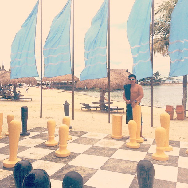 Who says chess is not a physically challenging game? #chess #beach  #break #birthdaybreak #2013 #TravelPH #Cebu #ChoosePhilippines #Maribago #Mactan