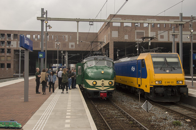 Stichting Hondekop Mat '54 766 + NS E186 121 - Breda
