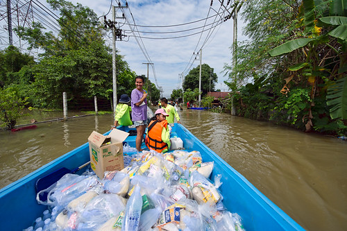 street people woman man tree nature water thailand boat flood disaster prachinburi simahaphot