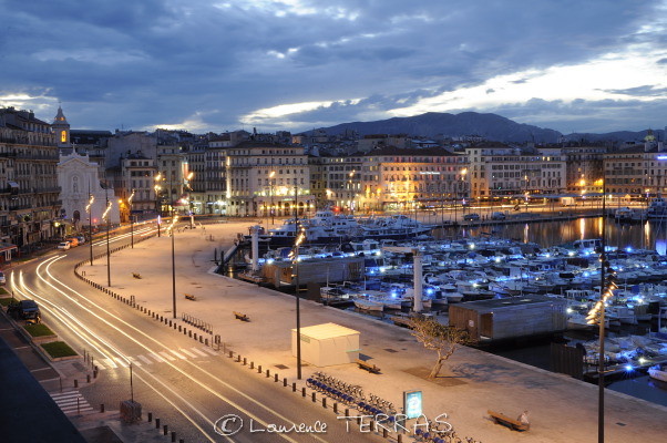 Vieux port de Marseille au levé du jour