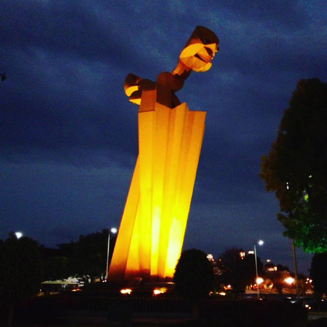 El 👼 custodio. De #Sebastian en #Puebla #igerspuebla . A Laia y a mí nos gusta​. #yellow #sculpture