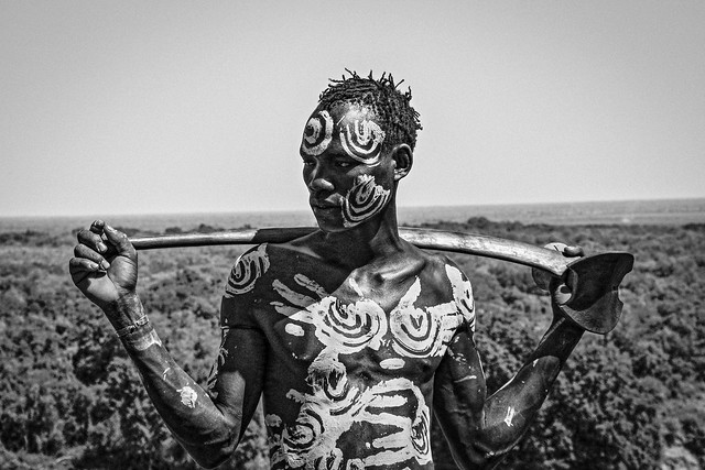 Home de la tribu Karo, Hombre de la tribu Karo, Karo tribe man (Enero 2014,Valle del rio Omo,Etiopía)
